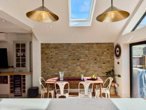 Cosy & Bright Earlsfield House Perfect for Family and Couples