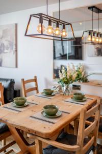 Group-Friendly Flat - 3 Beds, a Sofa Bed & Parking