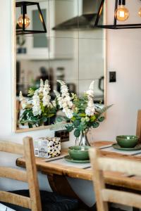 Group-Friendly Flat - 3 Beds, a Sofa Bed & Parking