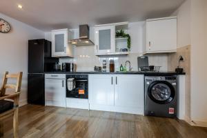 Group-Friendly Flat - 3 Beds, a Sofa Bed & Parking