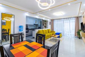 Modern 2BR Alina Harbour, Pool, Gym, Walk to Yaya Centre