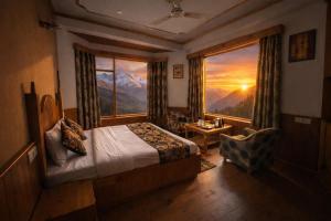 Woods Villa Cottages Manali - 1,2,3,4 Bedrooms Luxury Cottages & Villa Available in Manali with Scenic Mountain View, Manali