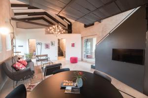 ROSTAGNI 1834 apt with pool in the Barolo region