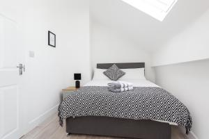 Spacious 5-Bed House Sleeps 10 - 2 Bathrooms - Parking - Near Anfield