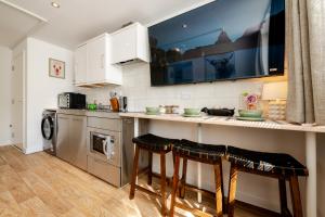 Stylish 1BR with Flat 65in TV in Andover Town Centre