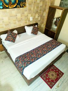 Grand Stays by Hotel Amisha - Near Station & Metro