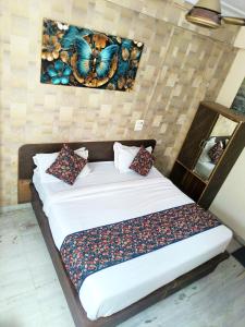 Grand Stays by Hotel Amisha - Near Station & Metro