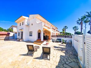 LITORAL COSTA DORADA - VILLA LAURA II Only families