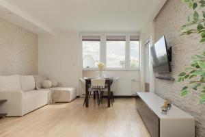 Spacious Family Apartment Near the Subway in Warsaw by Noclegi Renters