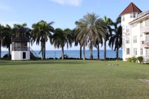 Oceanview Studio Apt w Pool Bar & Beach Access