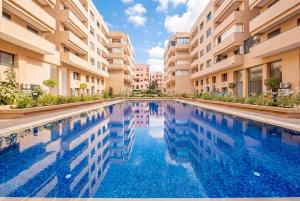 Modern 2BR Apt Near Center 15 min Airport