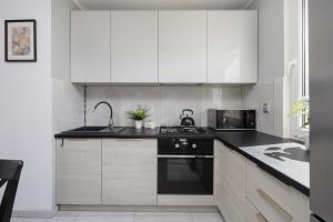 Cozy Apartment with Workspace and Close to Metro by Noclegi Renters