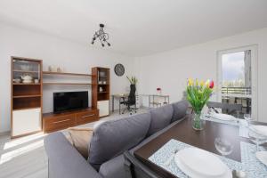 Cozy Apartment with Workspace and Close to Metro by Noclegi Renters