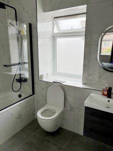 Peaceful, bright, comfy, stylish double bedroom with Shared Bathroom, Near Wembley Stadium, Gladstone Park, Hampstead Heath, Brent Cross Shopping Centre - 7