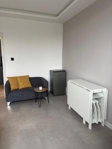 Bright and Cozy Studio Apartment near Metro
