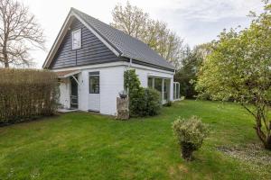 Holiday home with garden in Kortgene - Klaverhoek 6