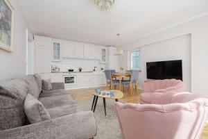 Beautiful Apartment in the City Center Near the Palace of Culture and Science by Noclegi Renters