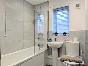 Fewster Apartment with Free Parking