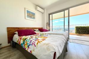 Bright 1-bedroom with large terrace and sea view