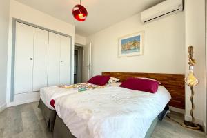 Bright 1-bedroom with large terrace and sea view