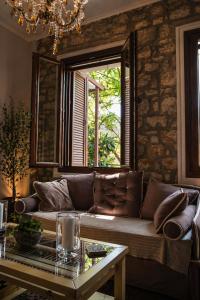 Arta Wood & Stone Traditional Villa Central Stay