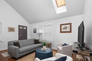 Parkview Cottage | Walkable to Food, Shops, Pool