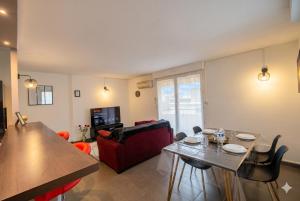 Airkeys Le Lilys - Idéal Famille & Groupe en Escapade Provence - Spacieux Lumineux & Calme - Parking Privé - 5min à pied du Centre Ville - Gare SNCF 5min - Marseille 15min - Calanques 20min - WIFI HD - Climatisation