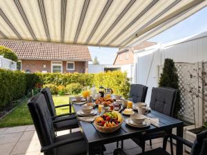 Modernes Ferienhaus "Küstenperle-Haffkrug" mit gemütlicher Terrasse & Stellplatz - nur 4 Minuten zum Strand