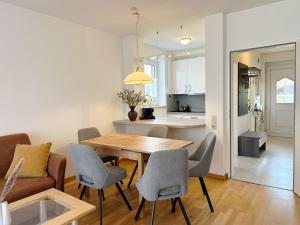 Modernes Ferienhaus "Küstenperle-Haffkrug" mit gemütlicher Terrasse & Stellplatz - nur 4 Minuten zum Strand