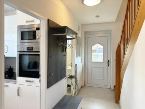 Modernes Ferienhaus "Küstenperle-Haffkrug" mit gemütlicher Terrasse & Stellplatz - nur 4 Minuten zum Strand