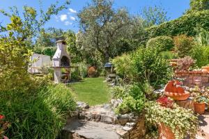 Casa Fra Gli Ulivi Apartments with Shared Pool