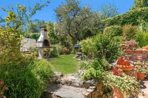 Casa Fra Gli Ulivi Apartments with Shared Pool