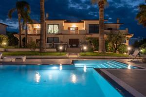 The View - Waterfront apartment with pool