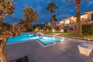 The View - Waterfront apartment with pool