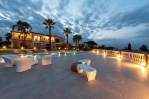 The View - Waterfront apartment with pool