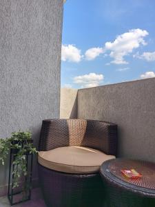 Stylish Sunrise Apartment - Balcony & Parking