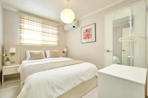Stay LoraㅣUrban Hanok Stayㅣ4Queen BedsㅣSleeps 8