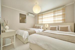 Stay LoraㅣUrban Hanok Stayㅣ4Queen BedsㅣSleeps 8