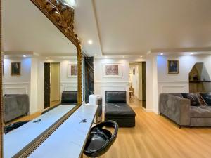 UrbanFlat 42 - Amazing Game of Thrones Flat in Paris