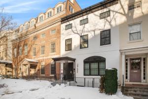 Sojourn Updated & Modern 2BR in NW