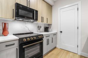 Sojourn Updated & Modern 2BR in NW
