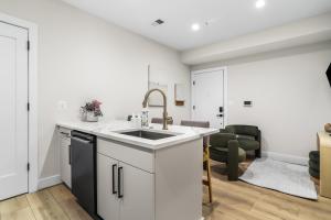 Sojourn Updated & Modern 2BR in NW