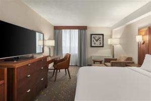 Holiday Inn Oakville Centre by IHG