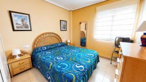Apartamento Sergi, planta baja, terraza y piscina by Family Homes