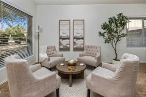 Luxe 4BR Desert Oasis w Pool Mtn Views