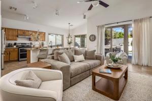 Luxe 4BR Desert Oasis w Pool Mtn Views