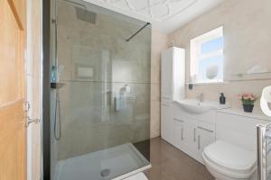 Luxury 3-BD Retreat with Hot Tub, Pool, Garden