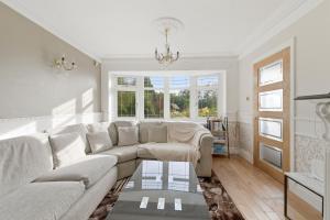 Luxury 3-BD Retreat with Hot Tub, Pool, Garden