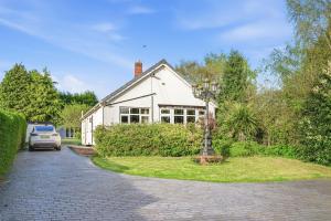 Luxury 3-BD Retreat with Hot Tub, Pool, Garden