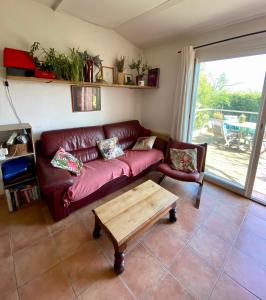 Jolie maisonnette avec terrasse vu sur la piscine et jardin